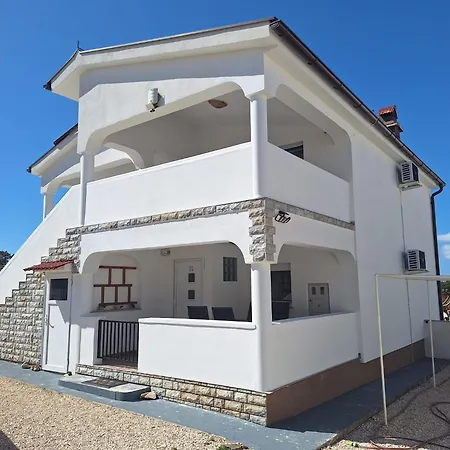 Didovi Dvori Apartman Ražanac